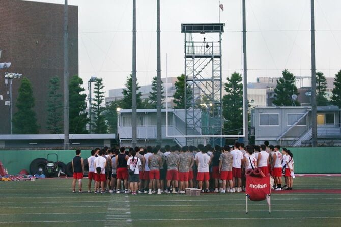 練習を再開し、全体練習で円陣を組む日本大学アメリカンフットボール部