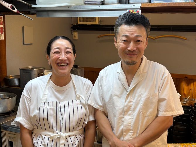 （左）妻の江里香さん　（右）店主の翼さん