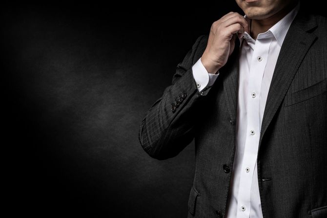  ネクタイのないビジネスマン