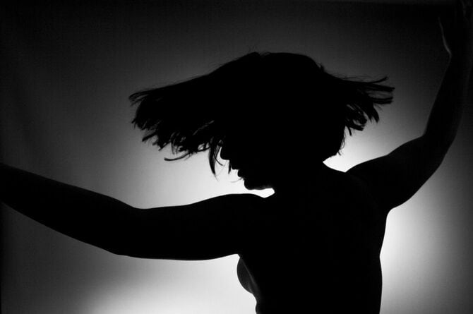 ダンスをする女性のシルエット