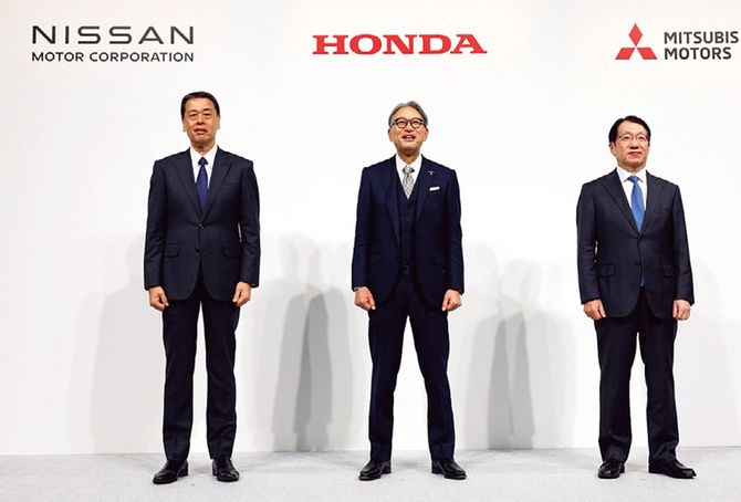 記者会見する（左から）日産自動車の内田誠社長、ホンダの三部敏宏社長、三菱自動車の加藤隆雄社長。