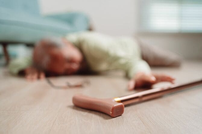 自宅のリビングルームで倒れている老人