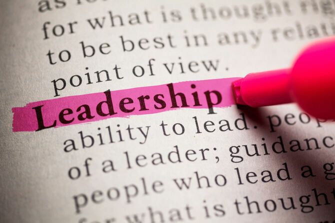 マーカーが引かれた「Leadership」の文字