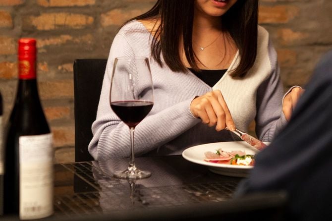 イタリア料理屋でディナーを食べるカップル