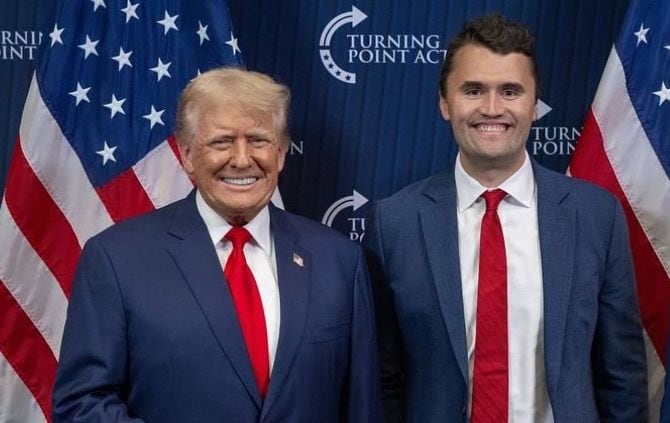 2025年9月10日、ユタ州にあるユタバレー大学で開催されたイベントで銃撃され死亡した保守派コメンテーター、チャーリー・カーク氏と写真に写るドナルド・トランプ米大統領。カーク氏は、トランプ米大統領の熱烈な支持者だった