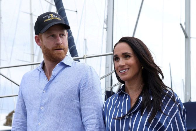英国のヘンリー王子(左)と妻メーガン妃=2026年4月、オーストラリア・シドニー