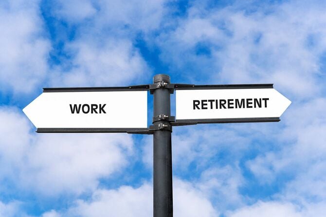 WORKとRETIREMENTの分かれ道を示す標識