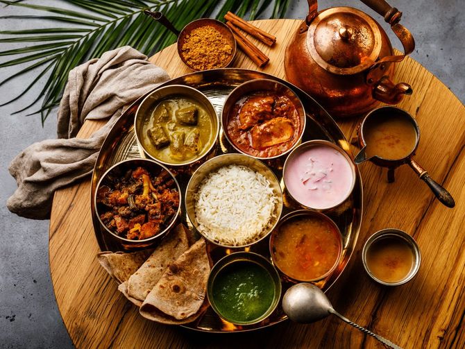 インド料理、ターリーやチャイが並ぶ