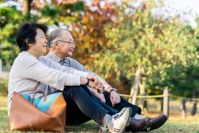 座って一緒に時間を過ごすシニア夫婦