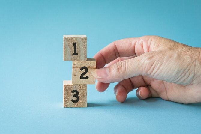 123と番号が振られた木製の立方体が積まれている