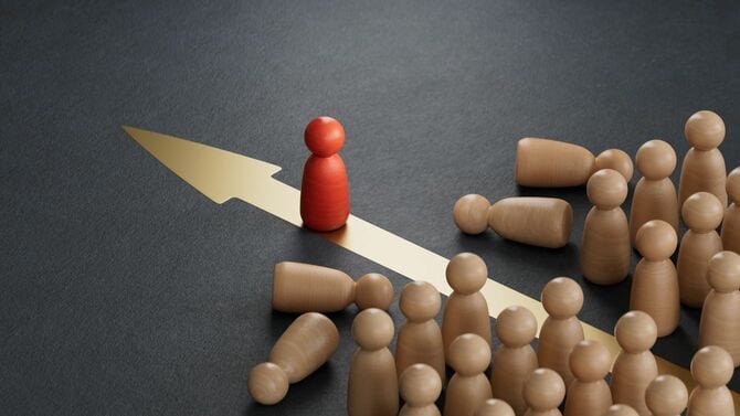 矢印の上に立ち、他の人形をなぎ倒す赤い人形