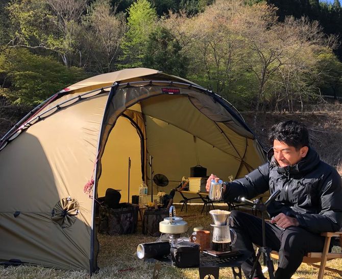 休日にキャンプを楽しむ新井さん
