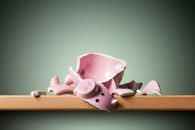 棚の上の壊れた貯金箱