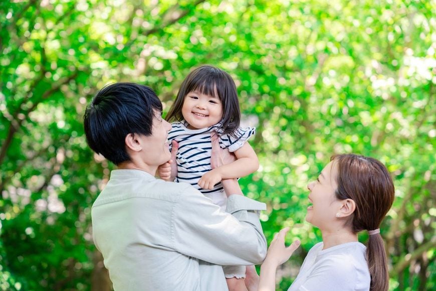子供を抱く家族