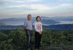 車で15分ほどの山上から洞爺湖を望む。橋本さんはブログにここからの風景写真をアップしている。橋本夫人も「季節移民」生活を気に入っているという。