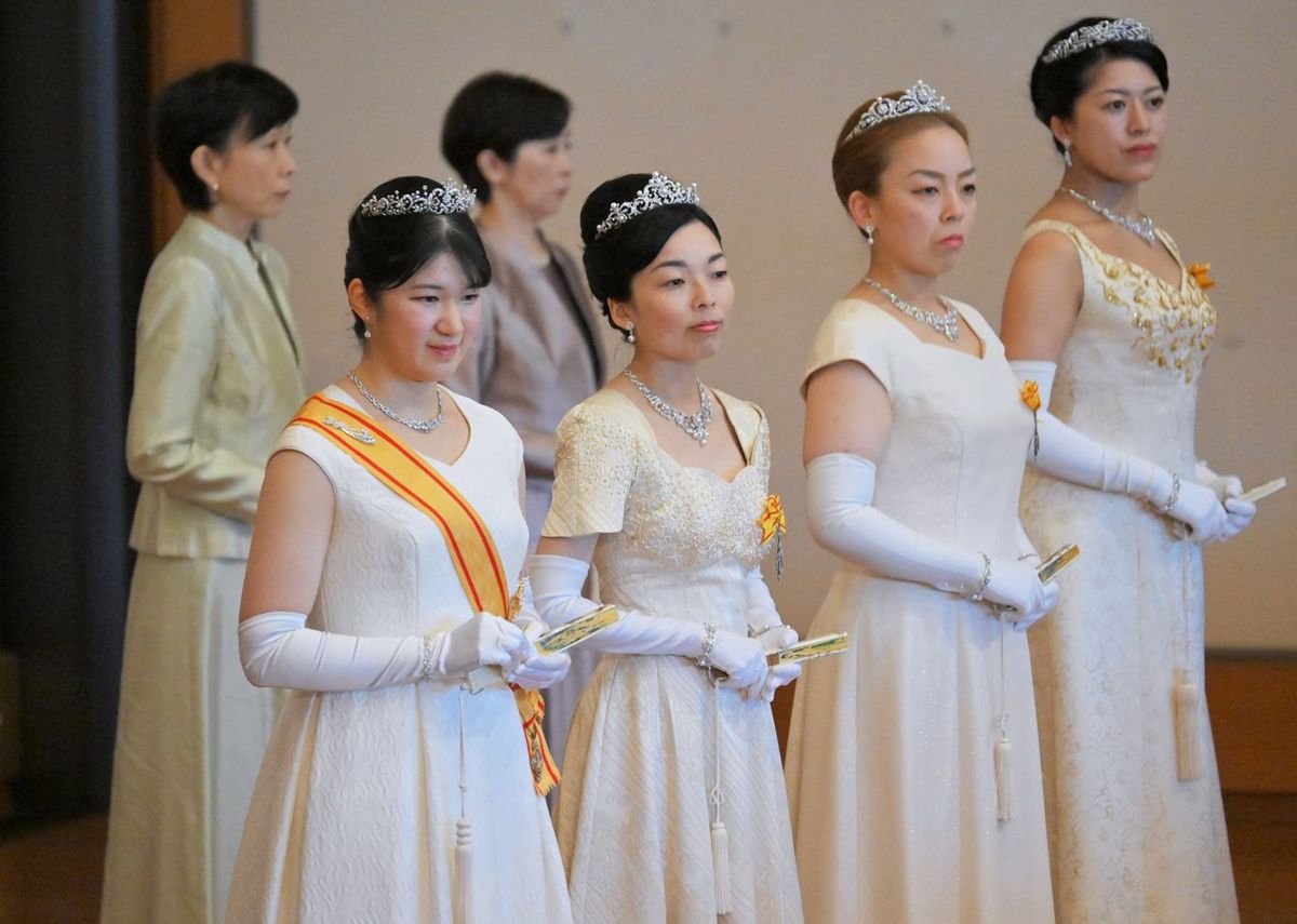 「新年祝賀の儀」でティアラを着用された天皇、皇后両陛下の長女愛子さま（左端）。女性皇族方は4年ぶりにティアラを着用した。2024年1月1日午前、皇居・宮殿「松の間」［代表撮影］