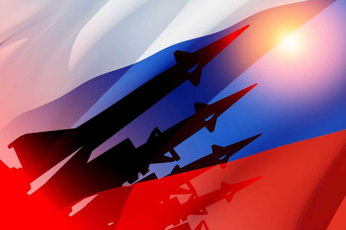 ロシア国旗と太陽の背景にミサイルのシルエット