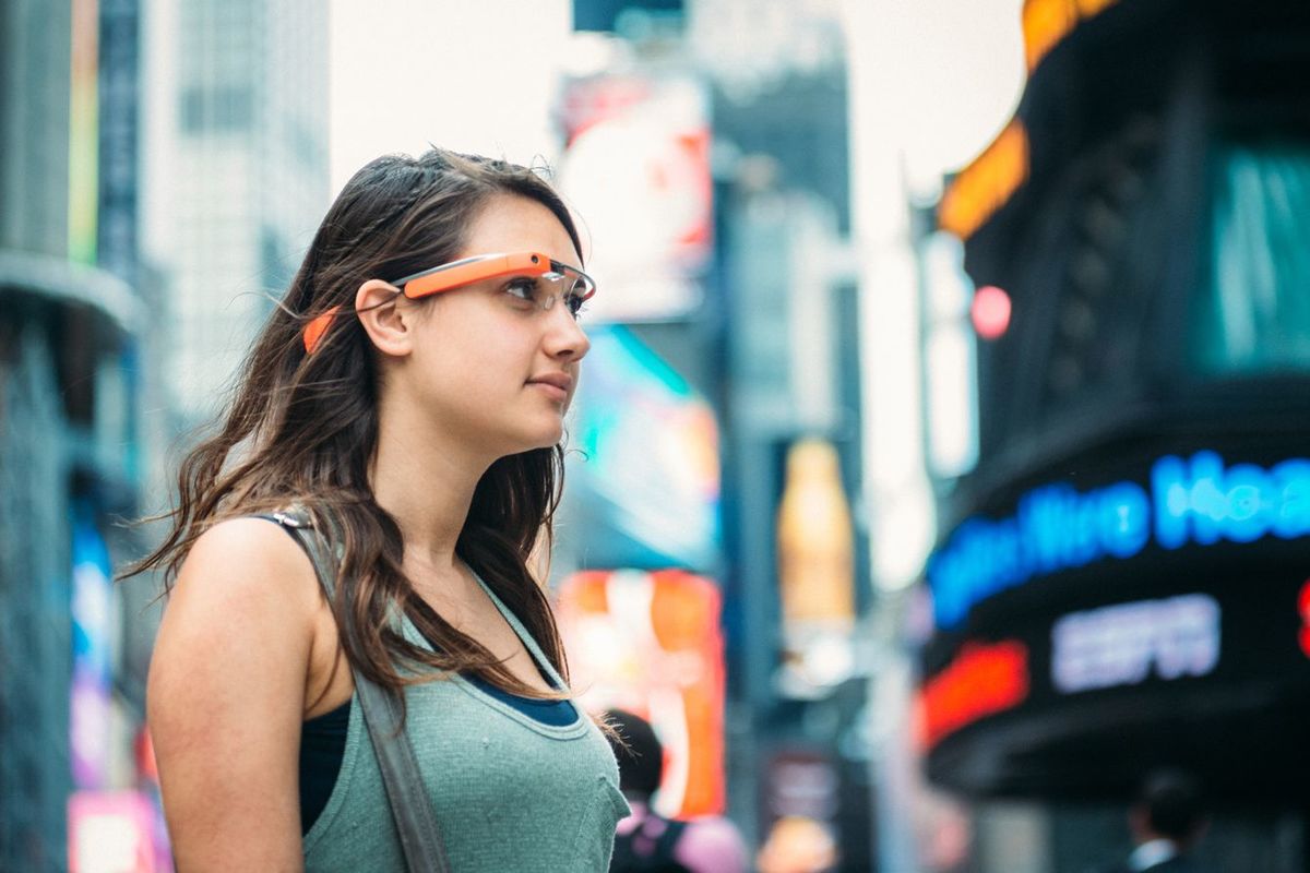 タイムズスクエアでGoogleグラスを身に着けている10代の少女