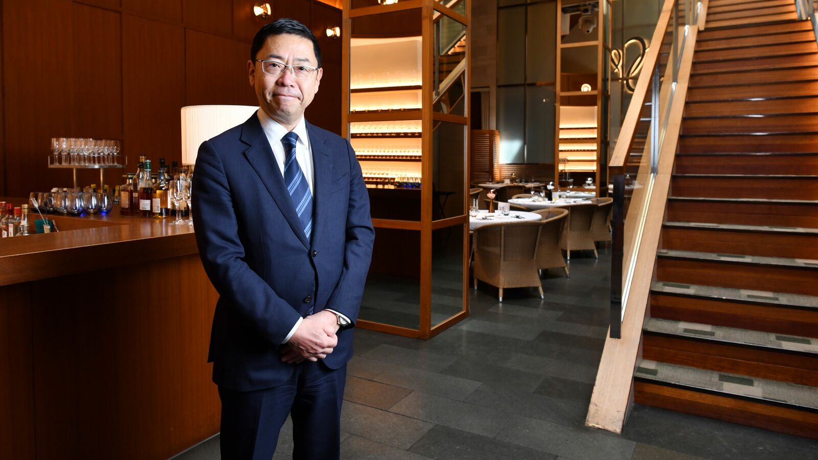 ｢机の下｣は接待相手から見られている…フランス料理店オーナーが｢マナー違反｣と考える､食事中にやりがちな仕草 接待を成功させるために｢やってはいけない｣3つ