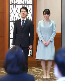 結婚の記者会見を終え、退席する小室圭さん（左）と眞子さん＝2021年10月26日午後、東京都千代田区［代表撮影］
