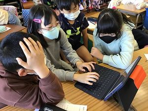 教科書とタブレットを組み合わせて使いこなしながらグループで学びを進める