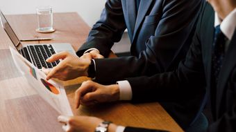 ｢具体的に言ってもらえないと動けません｣舐めプな今どき部下を黙らせた氷河期上司の必殺"1枚資料"【上司の流儀3選】