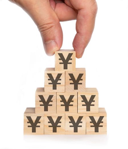 円のシンボルがピラミッド状に配置された木製のブロック