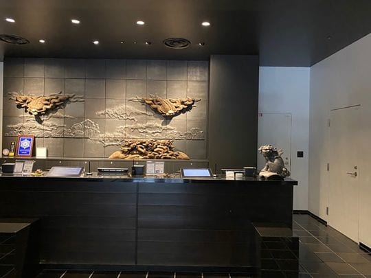 旧本堂で使われていた装飾を利用したフロント