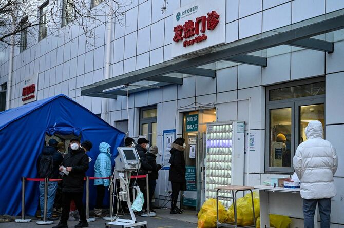 北京の病院前で、診察を待つ中国の人々（＝2022年12月21日、中国・北京）