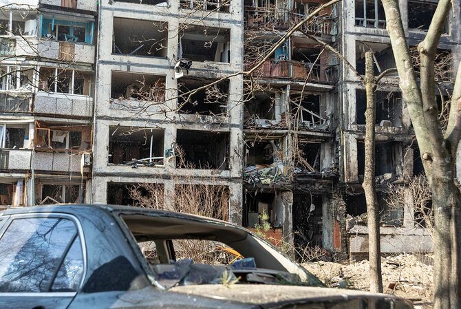 砲撃後の高層ビルの破壊された構造と大破した車