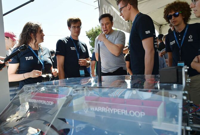 2018年7月22日、カリフォルニア州ホーソーンで開催された「2018 SpaceX Hyperloop Pod Competition」で、WARR Hyperloopチームを訪問するイーロン・マスク氏