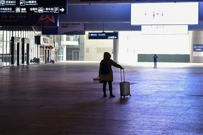 人けが絶えた中国湖北省武漢市の駅に立つ旅行者（中国・武漢）＝2020年1月23日