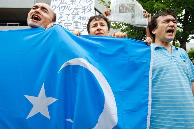 東京の在日中国大使館前で、新疆ウイグル自治区での騒乱事件について抗議する在日ウイグル人たち。掲げているのは東トルキスタン独立運動の旗＝2009年7月8日