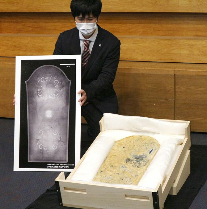 富雄丸山古墳で出土した盾形の銅鏡（2023年1月20日、奈良県橿原市）