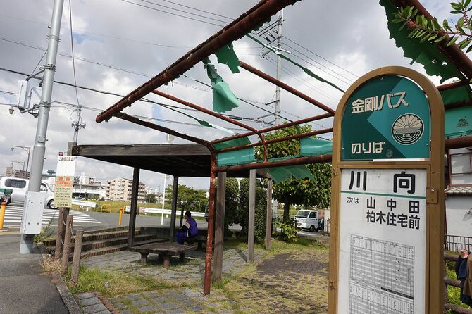 神奈川県の「川向」バス停。経営が思わしくないバス会社は、設備の放置具合で分かる場合も