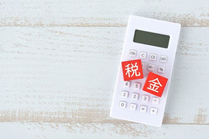 電卓と、税金と書かれたブロック