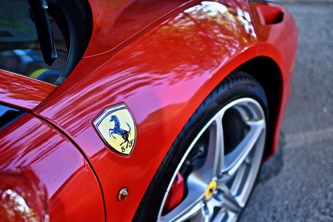 フェラーリ車のロゴのハイアングルショット