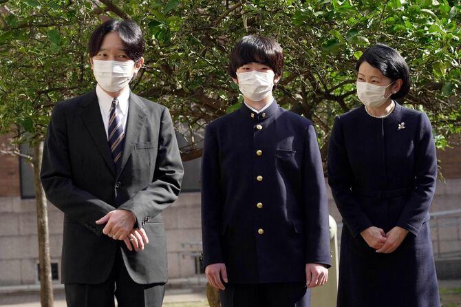 お茶の水女子大学附属中学校の卒業式を前に、両親の秋篠宮さまと紀子さまに伴われ、報道陣の取材に応じる悠仁さま＝2022年3月17日、東京都千代田区