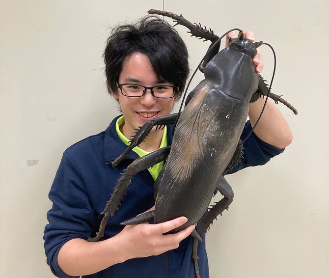 愛するゴキブリの巨大模型を持つ筆者