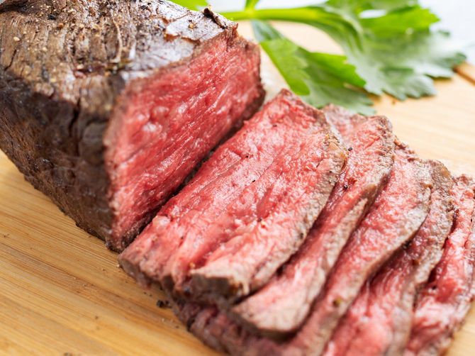 羊や牛の赤身肉に多く含まれている