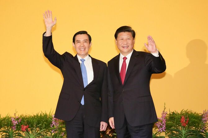 中台会談前の写真撮影に応じる習近平（右）と馬英九（左）
