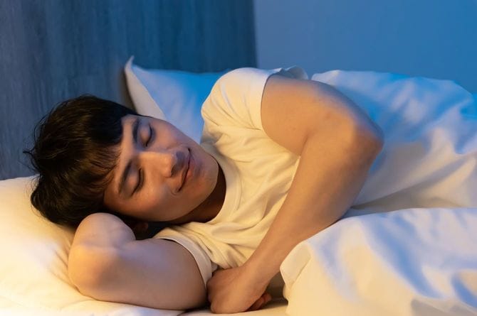 眠っている男性