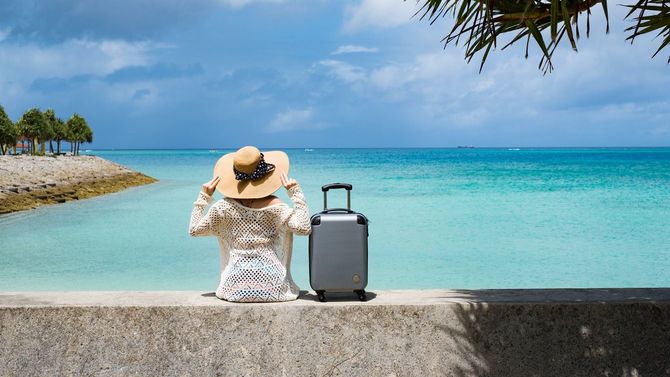 自然の豊かな田舎町に一人で旅する女性