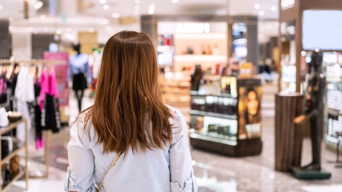 モールを歩く若い女性