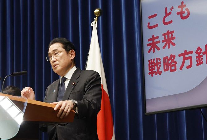 記者会見する岸田文雄首相=2023年6月13日、首相官邸