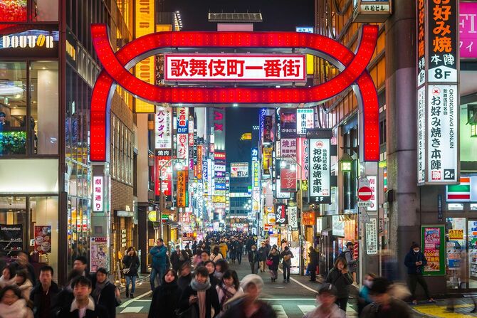 歌舞伎町娯楽街日本を歩く東京ネオンナイトの群衆