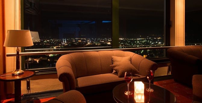 ホテルのロビーの夜景