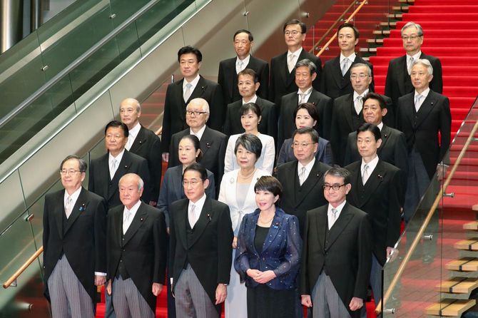 初閣議を終え、記念撮影する岸田文雄首相（前列中央）と閣僚ら