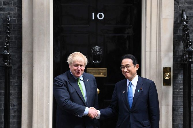 英首相官邸前でジョンソン英首相と握手を交わす岸田首相