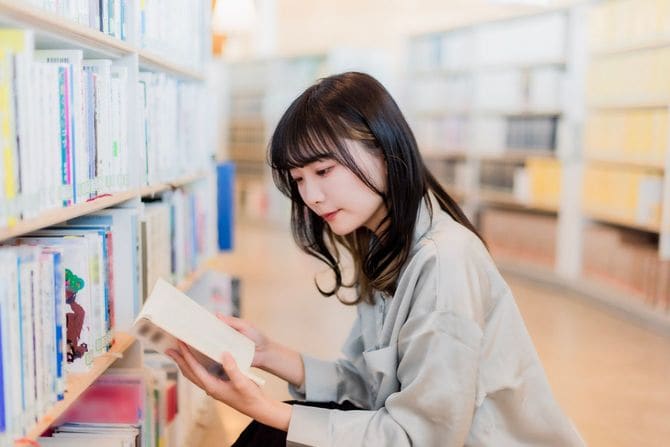 図書館を利用する女性